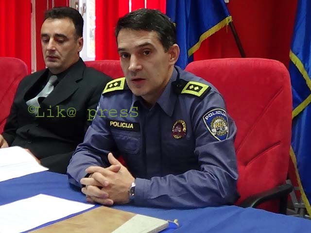 Već bivši načelnik Ante Podnar na jednoj od brojnih konferenciji za noivinare koje nikad nije smatrao medijima nego partnerima u poslu sigurnosti/Foto arhiva Lika presa Gospić                                                                           